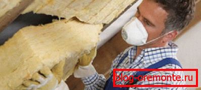 Процес постављања минералне вуне између шкафа на крову