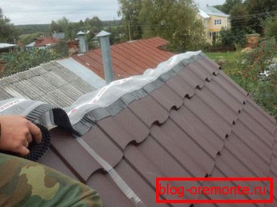 Уградња вентилационе траке и вентилатора на гребенском крову