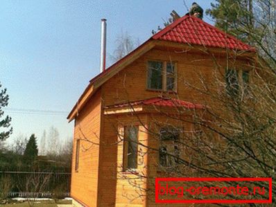 Дрвена кућа са трокутастим кровом