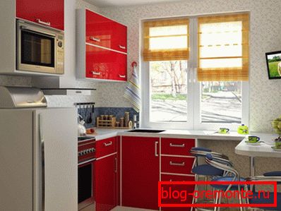 Распоред прилагођеног намјештаја у малој кухињи