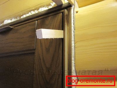 Постављање оквира врата клиновима