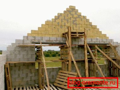 Изградња жлебова из блокова