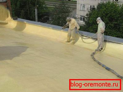 Попуњавање равног крова са полиуретанском пеном