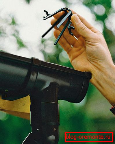 Паук је уметнут у одводну цев како би их заштитио од великих остатака.