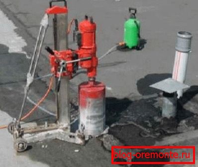 Дијамантско бушење рупа у бетону је једини начин да пробијете тако издржљив слој. Дијамантско бушење рупа у бетону је једини начин да пробијете тако издржљив слој.