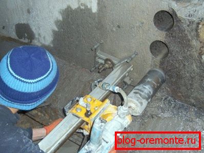 Дијамантско бушење рупа у бетону са специјалним алатом Дијамантско бушење рупа у бетону са специјалним алатом
