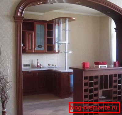 Када спајате кухињу и собу, можете користити лук са уграђеном траком. суви зидови у унутрашњости