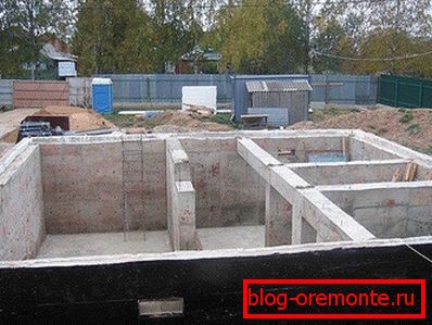 Бетонски темељ с подним подрумом испод куће пене Бетонски темељ с подним подрумом испод куће пене
