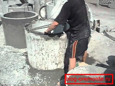 Демонстрирани уливање бетона у калуп. Демонстрирани уливање бетона у калуп.
