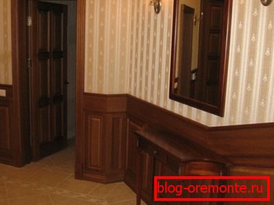 Дрвена панелна врата у класичном ентеријеру Дрвена панелна врата у класичном ентеријеру
