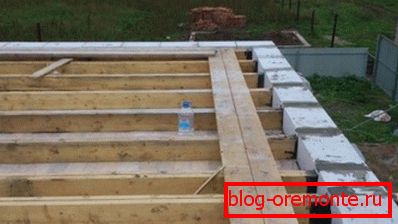 Дрвени греде на којима ће бити положен подни Дрвени греде на којима ће бити положен подни