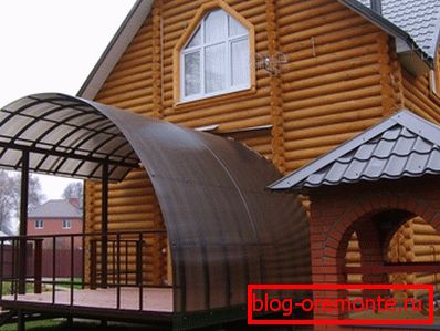 Надстрешница преко тријема веранда дизајн у приватној кући