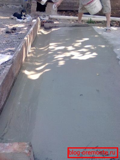 За повећање отпорности на воду, бетон се може пеглити сувим цементом.