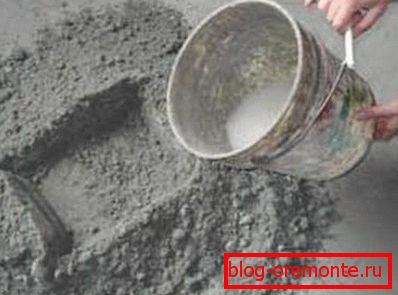 Додавање воде цементној мешавини доводи до стварања камена.