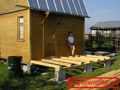 Кућа са терасом и столови од дрвета од 100 мм. Кућа са терасом и столови од дрвета од 100 мм.