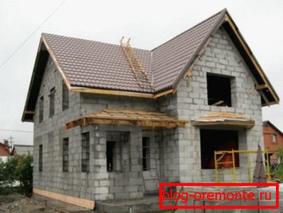 Кућа газираних бетонских блокова у изградњи. Кућа газираних бетонских блокова у изградњи.