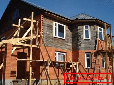 Кућа непрофесионалног дрвета обложена циглом