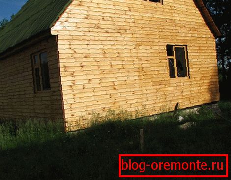 Кућа прекривена дрвеним клапном