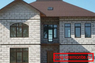 Куће из газираног бетона су лакше, топлије и јефтиније од циглане. Куће из газираног бетона су лакше, топлије и јефтиније од циглане.