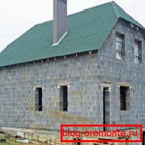Куће из експандиране глине су много лакше, што омогућава да не ствара превише притиска на тлу. Куће из експандиране глине су много лакше, што омогућава да не ствара превише притиска на тлу.
