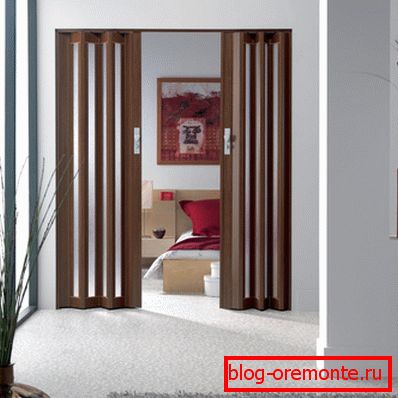 Доор-хармоника у унутрашњости куће Доор-хармоника у унутрашњости куће