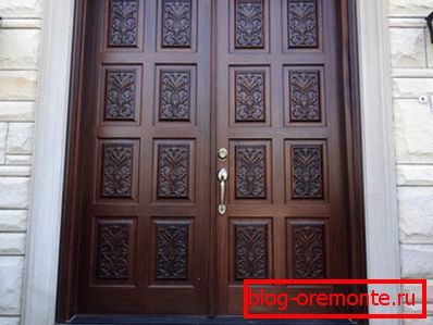 Метална врата са украсном гарнитуром