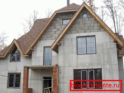 Двоспратна монолитна пена бетонска кућа