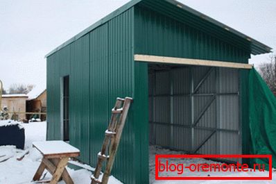 Гаража са повољним кровом