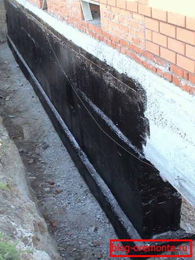 Иако је водоотпорност Б25 висока, хидроизолација и даље не спречава Иако је водоотпорност Б25 висока, хидроизолација и даље не спречава