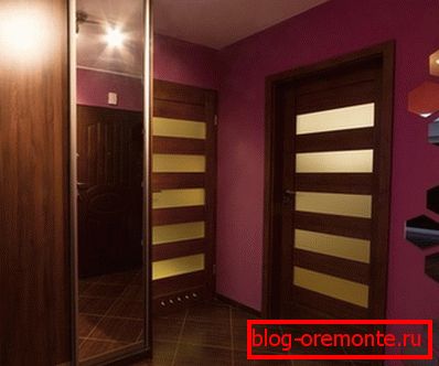 Комбинација тамних врата и тамног пода Комбинација тамних врата и тамног пода