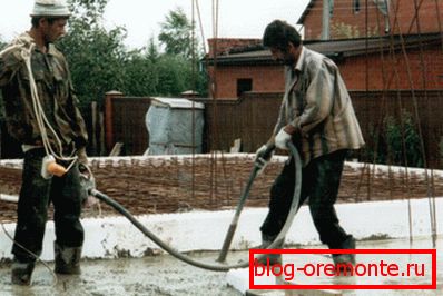 Користећи подводни вибратор приликом полагања бетона Користећи подводни вибратор приликом полагања бетона