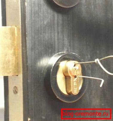 Отварање кукичног кључа где треба отворити предња врата