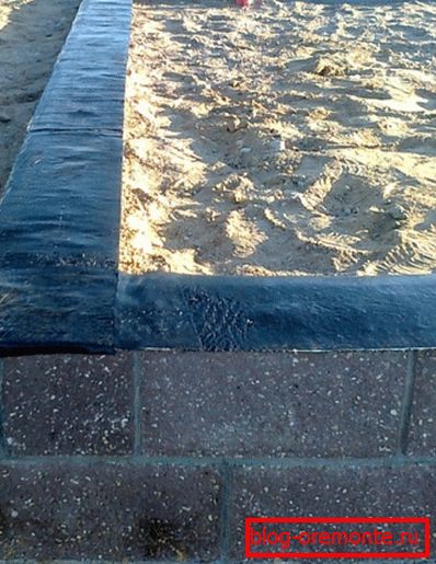 Тракаст темељ на фотографији је водоотпоран кровним материјалом и битуменским мастиком. Тракаст темељ на фотографији је водоотпоран кровним материјалом и битуменским мастиком.