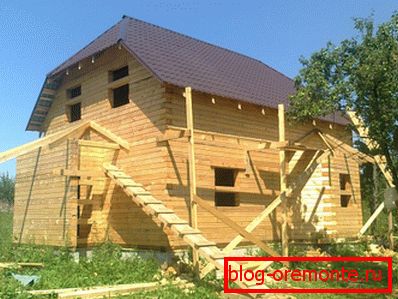 Аматерска фотографија двоспратне дрвене куће шипки димензија 9 до 9 Аматерска фотографија двоспратне дрвене куће шипки димензија 9 до 9