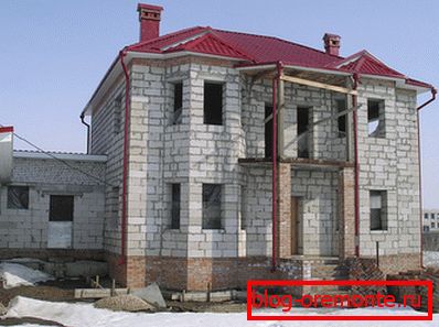 Аматерска фотографија завршене двоспратне куће из овог материјала Аматерска фотографија завршене двоспратне куће из овог материјала
