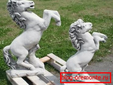 Аматерска фотографија завршених статуа у облику коња, које су израђене од бетона Аматерска фотографија завршених статуа у облику коња, које су израђене од бетона