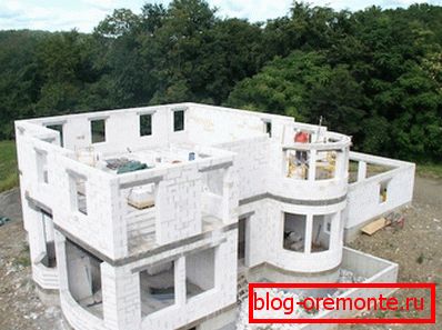 Аматерска фотографија изградње викендице са употребом газираних бетонских блокова као главног материјала Аматерска фотографија изградње викендице са употребом газираних бетонских блокова као главног материјала