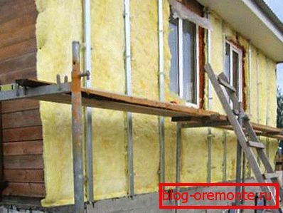 Аматерски снимак који приказује процес загревања куће из шипке с лепљењем, а затим шивање Аматерски снимак који приказује процес загревања куће из шипке с лепљењем, а затим шивање