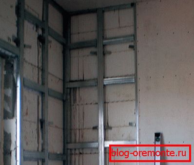 Метални оквир за гипс монтиран на бетону Метални оквир за гипс монтиран на бетону