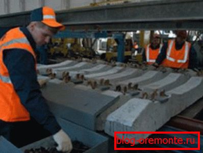 Постављање шина за шину и бетон пре постављања на насип Постављање шина за шину и бетон пре постављања на насип