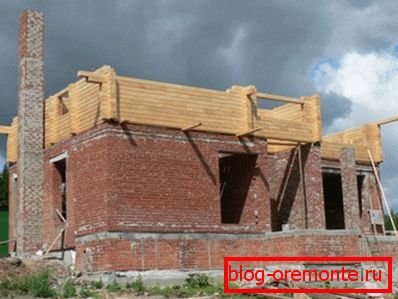 На слици - комбинована кућа у изградњи. На слици - комбинована кућа у изградњи.
