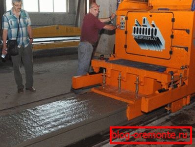 На слици - употреба вибропреса током збијања бетона На слици - употреба вибропреса током збијања бетона