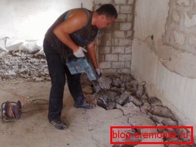 На фотографији - само-уклањање пода од бетона На фотографији - само-уклањање пода од бетона