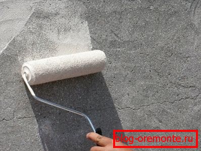 На фотографији - употреба ваљка за наношење тла На фотографији - употреба ваљка за наношење тла