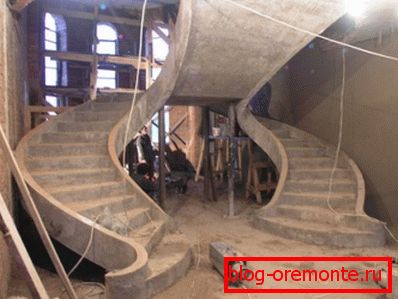 На фотографији - нестандардне степенице у приватној кући На фотографији - нестандардне степенице у приватној кући