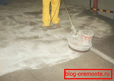 На слици је очвршћивање старог пода у индустријским просторијама На слици је очвршћивање старог пода у индустријским просторијама