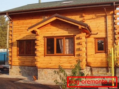 На слици је дрвена кућа из бара 200к200