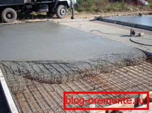 На слици је приказано наношење ојачане монолитне плоче.