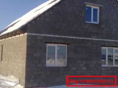На слици је стамбени објекат од цлаидите-бетона. На слици је стамбени објекат од цлаидите-бетона.
