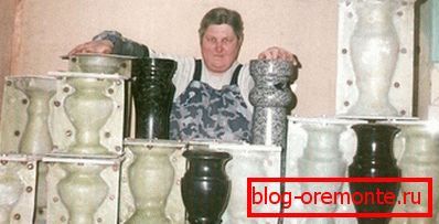 Новитети предузетници окружени калупима и готовим производима Новитети предузетници окружени калупима и готовим производима